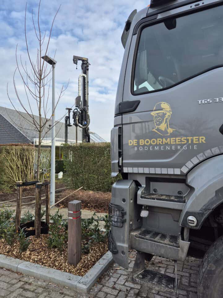 Vrachtwagen met boorinstallatie en boom