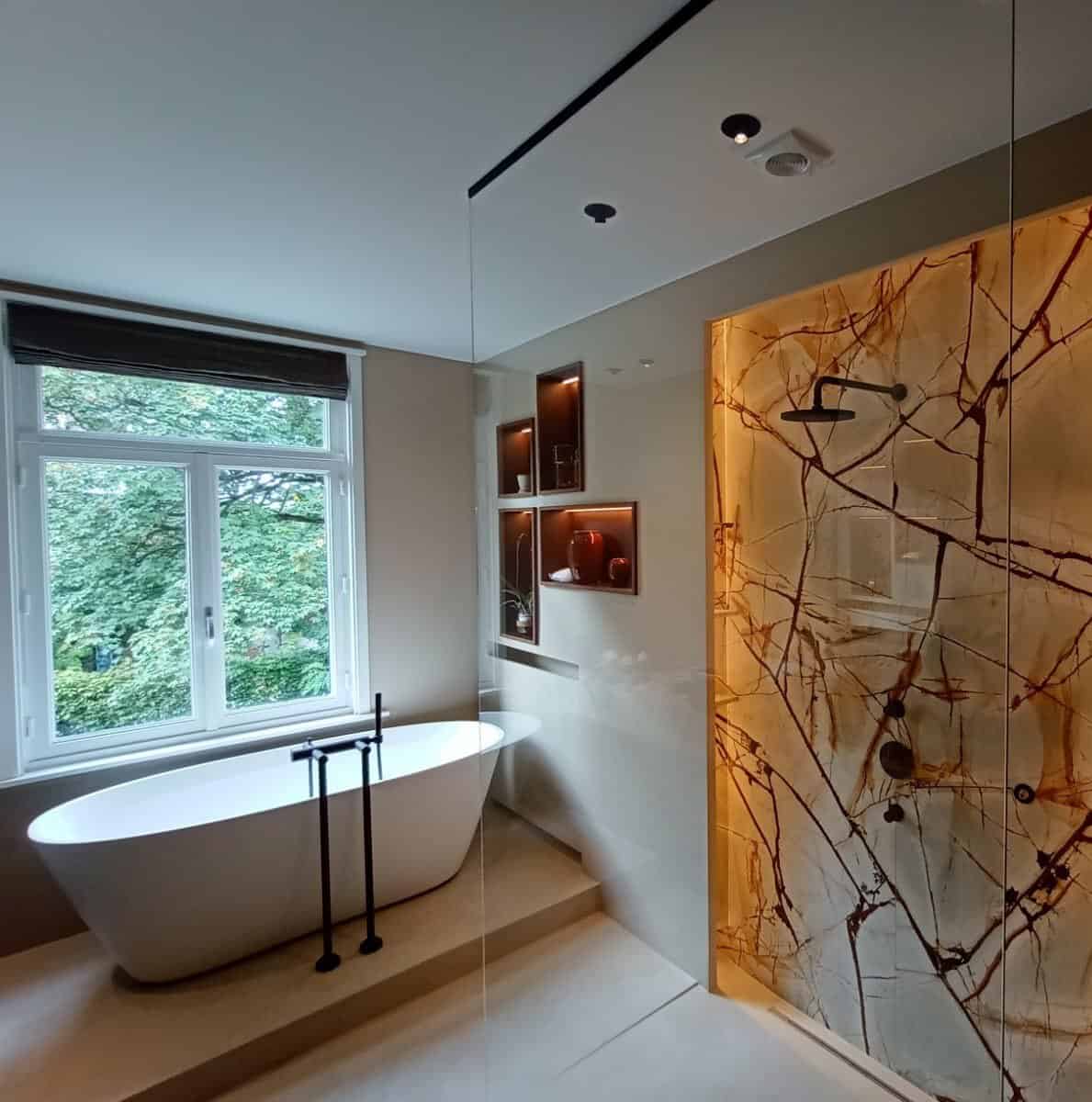 Moderne badkamer met vrijstaand bad