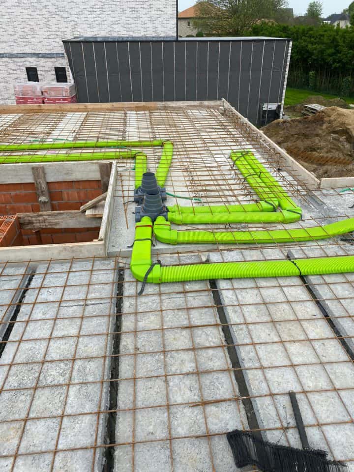 Groene leidingen op een bouwplaats