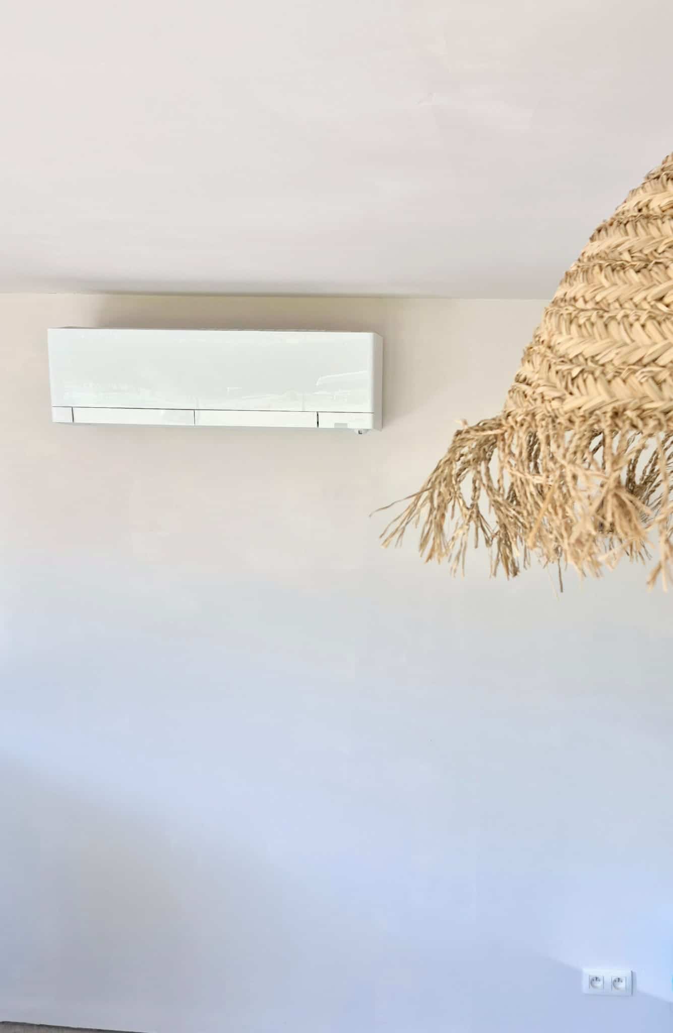 Witte airconditioning en lampenkooi