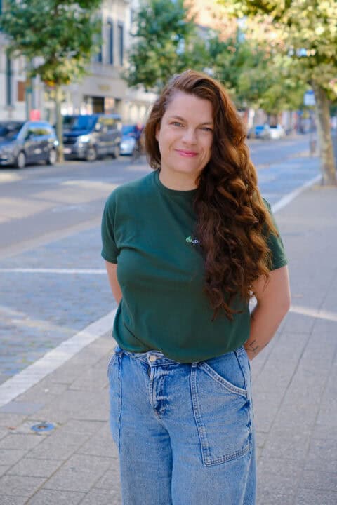 Vrouw met krullend haar op straat