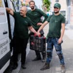 Drie mannen bij een bestelwagen