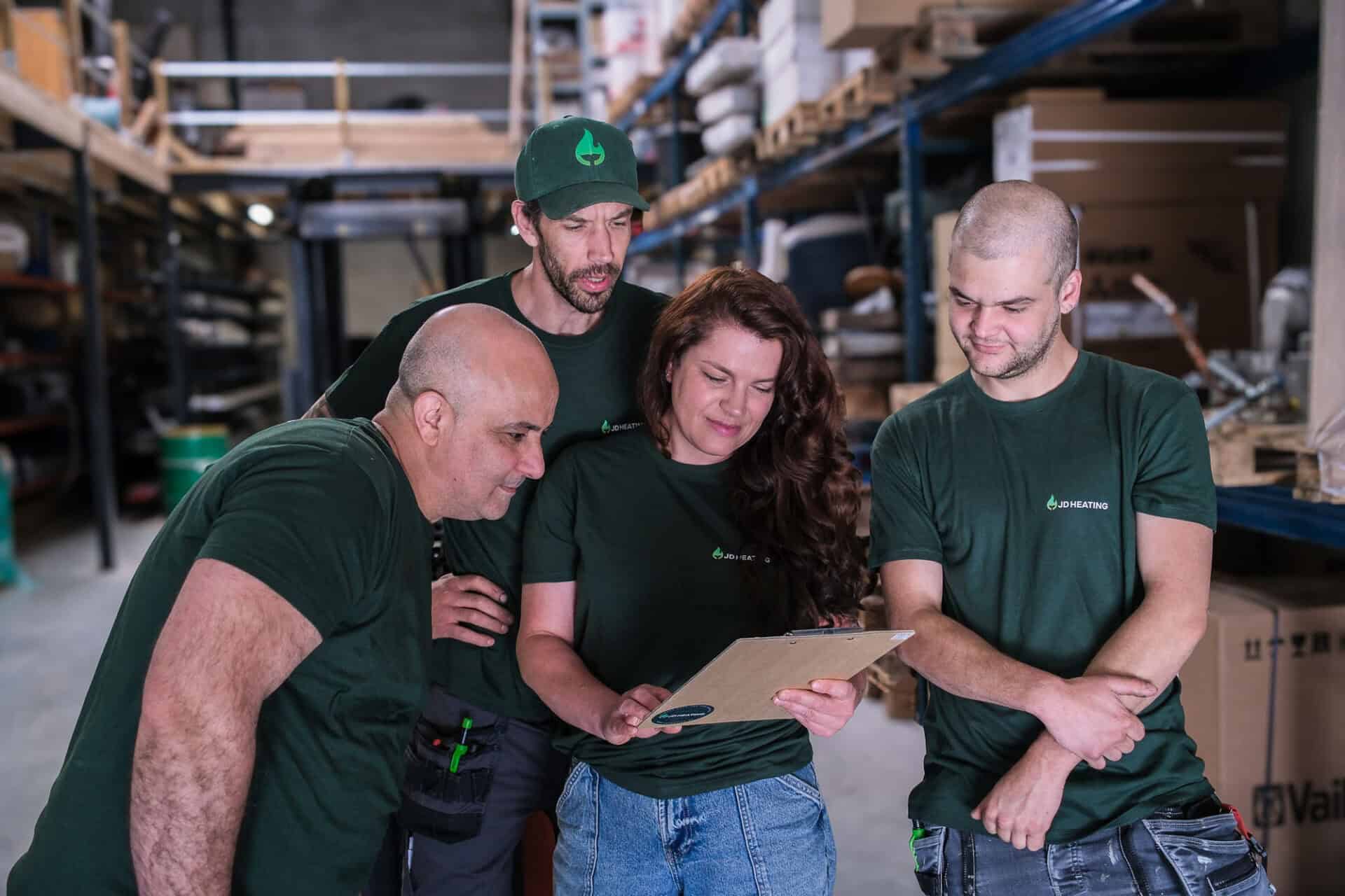 Team bespreekt werk in magazijn