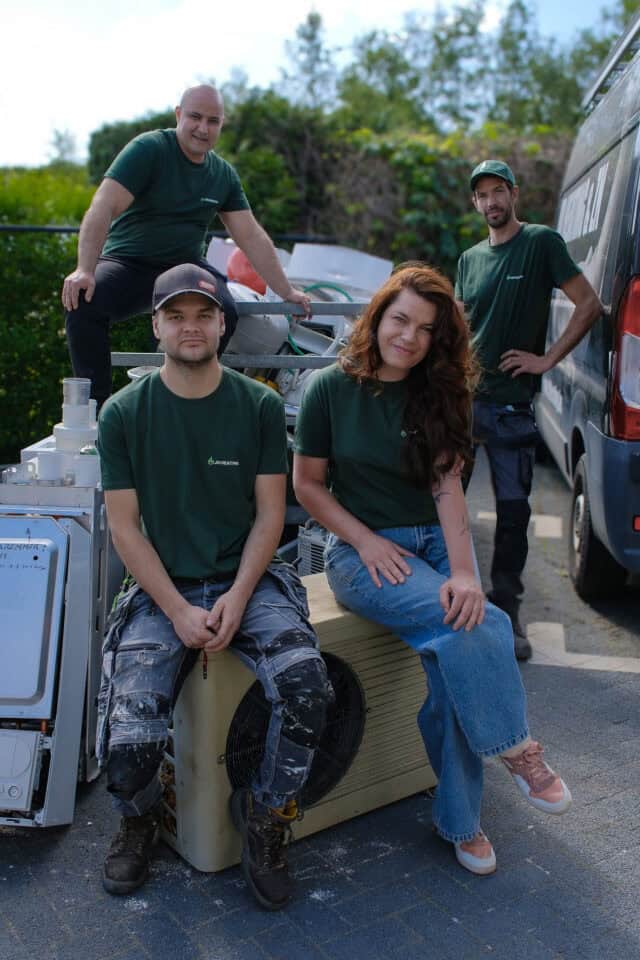 Team van monteurs in groene shirts