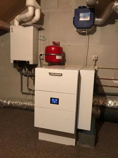 Moderne verwarmingsinstallatie in kelder