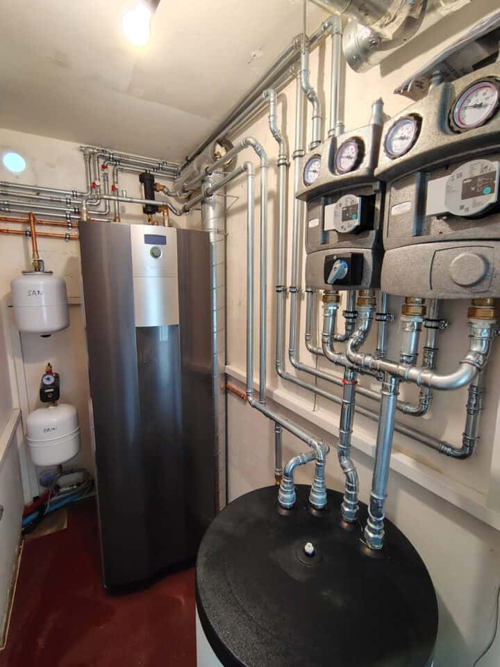 Technische ruimte met leidingen en apparatuur