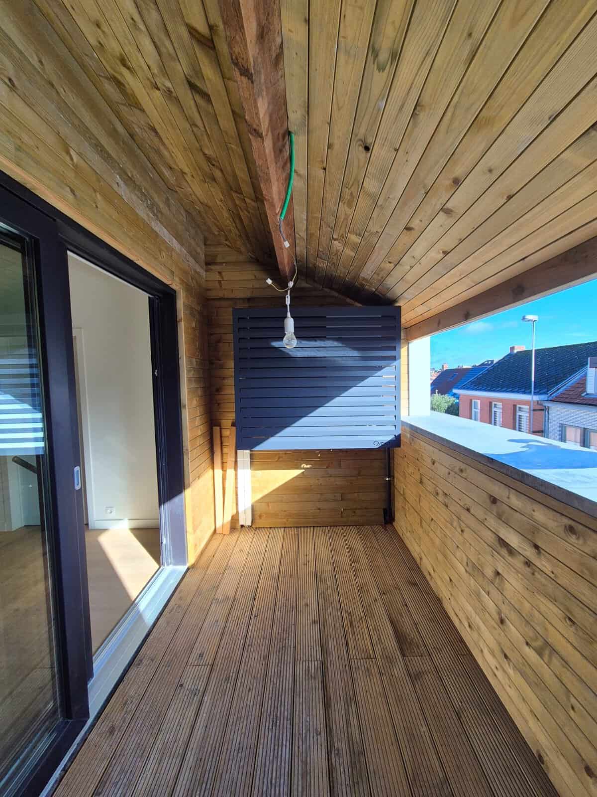 Qventi omkasting warmtepomp op een terras